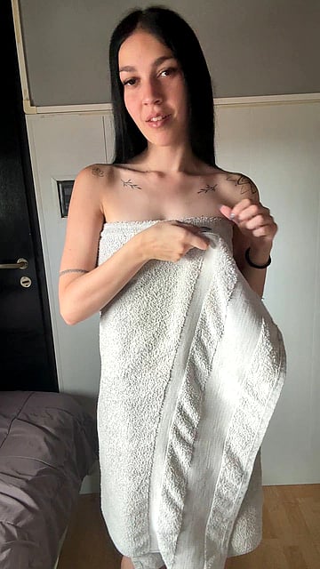 Isabella's Wild University Fuck Fest: Horny 19-Year-Old Cumdumps & Tits Out on Campus!'