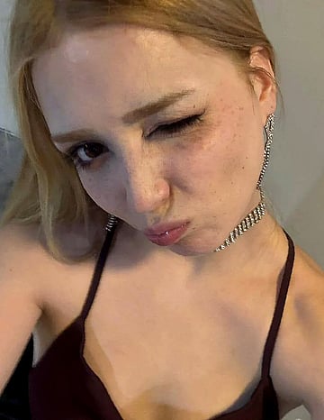 Flat-Freckled Uni Girl Shows Off Her Private Pic - Would You Make This Anti-Social Cutie Your Girlfriend?'