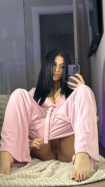 Naughty Uni Slut Flaunts Her Bare Kitty - No Panties Allowed!'