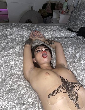 Fuckable College Body: Amber's Horny Selfie That'll Make You Jerk Off'