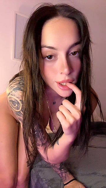 Dorm Room Desires: SophieeQuinn's Juicy Booty & Nude Secrets Unleashed'