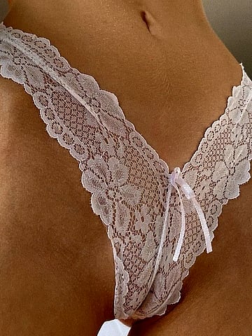 Fuck yeah! This Uni Babe Shows Off Her Camel Toe in Class'