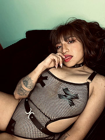 Hot Fucking College Girl Shows Off Her Dirty Little Secret in This Horny Campus Pic'