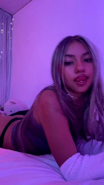 Filthy College Slut Karolina Spreads Her Juicy Pussy Wide Open: Watch Her Fuck and Cum in This Explicit University Orgy Video!'
