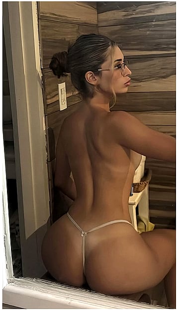 Fuck yeah, my college pussy's begging for hands-on action in this hot af amateur pic! [18F]'