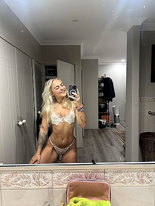 Hot Uni Babe Charlie Taylor Drops Steamy Nudes Just For You ❤️'
