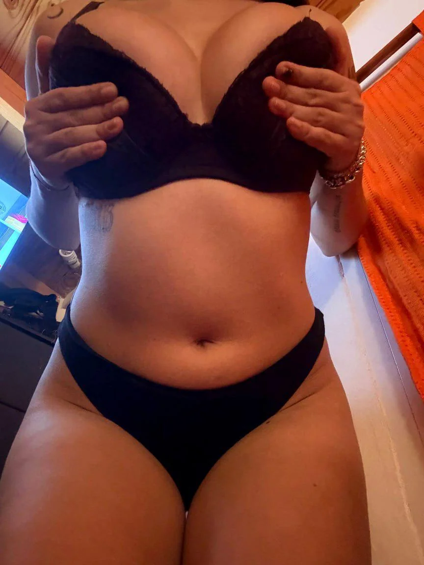 A real fucking university slut waiting to flood your inbox with her filthy pics! picture 1 of 1