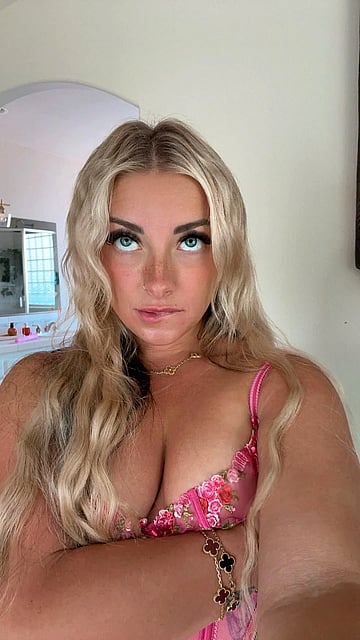 Study Session Gone Wild - This Horny Coed Needs a Cumshot on Her Glasses'