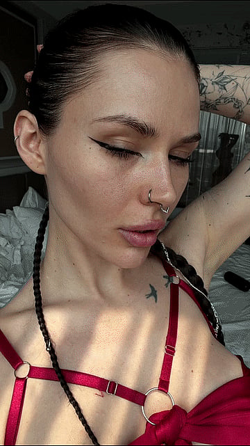 Horny Coed Lina Shows Off Her Spring Break Pussy - Dripping Wet Fuck Fest on Campus!'
