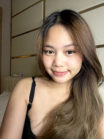 University temptress in tight tease: my curves are your curriculum'