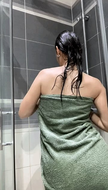 Freshman Pussy Raw in the Shower – No Condom Feels So Damn Good'
