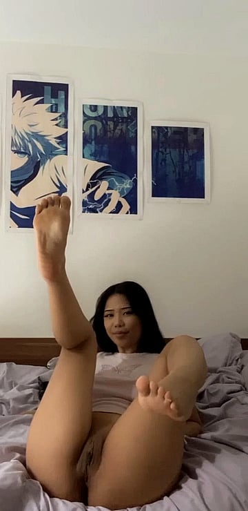Freshman Slut Bares All and Begs for a Creampie on CollegeFlirts'