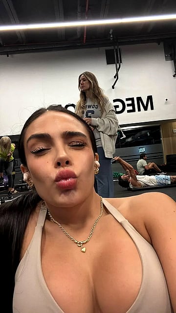 Today's gym session with my sweat-soaked ass and perfect tits ππ¦'