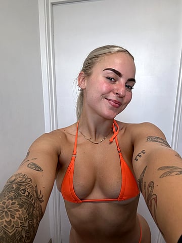 Does daddy wanna play with me? Horny college babe craving attention!'
