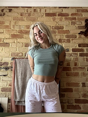 Sneaky Dorm Desires: Clumsy Babe Charlie Taylor's Spicy Surprise for Reddit'