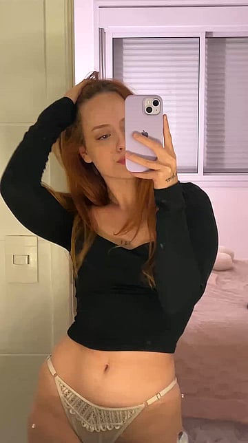 Bella's Hot University Fling: Fuck Yes, I'm Sending Nudes!'