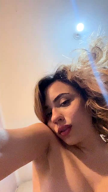 Wld u lemme ride u? Watch PoshKittenxo's Wild College Fuck Fest!'