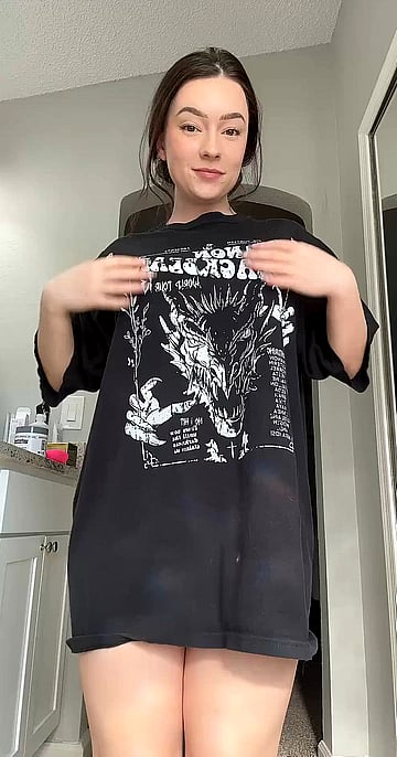 Hot College Babe Shows Off Her Face & Fiery Body in Steamy Solo Session'