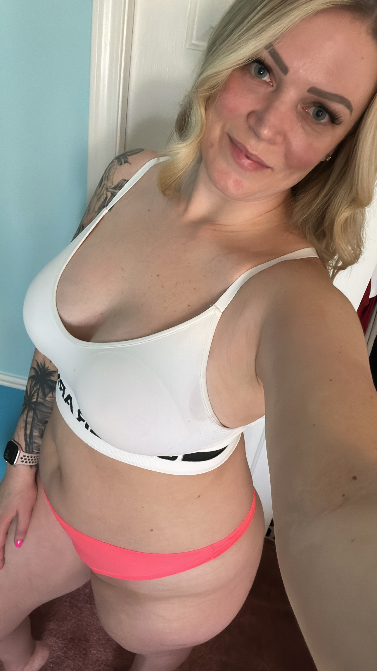 Haley's Tease: Can I Taste Your Married Dick? 😘 | University Flirt picture 1 of 1