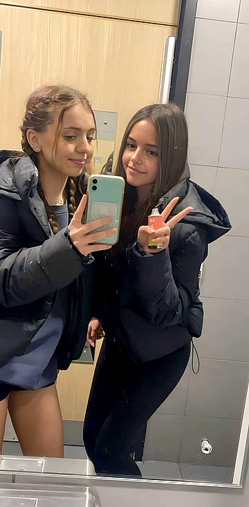 Naughty college slut gets wet in dorm room - amateur university porn pic'