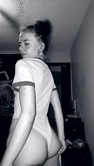Naughty College Babe Shows Off Her Perfect Backside - Can You Handle It?'