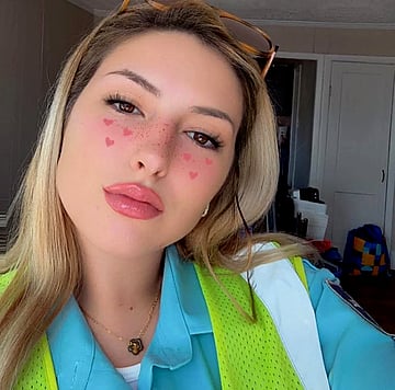 This F21 Slut Just Discovered Why Construction Guys Pack the Biggest Cocks - Wet AF!'