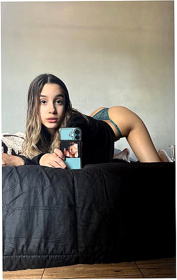 Naughty 18F College Slut Emma's Wild Pic - Fucking Hot and Ready to Play!'