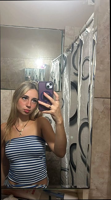 Dirty College Babe Shows Off Her Wet Pussy and Tits in This Smutty Pic'