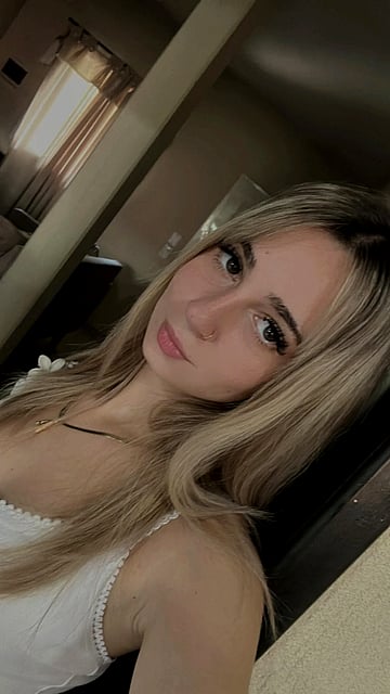 Fucking Wet and Horny College Slut Luna Shows Off Her Fresh Pussy in This Amateur Pic'