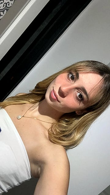 Fucking Nude College Slut Luna Shows Off Her Fresh Pussy and Tits'