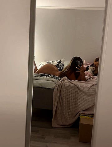 Hot College Babe Fucks and Sucks in My Wild University Sex Gallery - Watch Me Cum!'