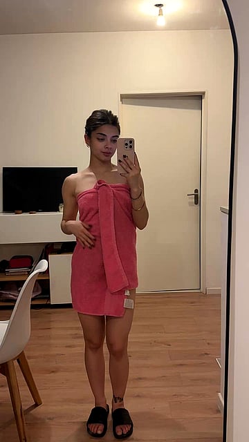 Uni Slut's Towel Drop Tease: Watch Me Fuck Myself Silly'