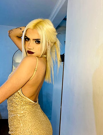 Fuck yeah, I love when strangers eye-fuck my tight college pussy!'