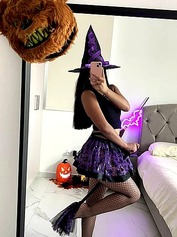 Naughty Halloween Surprise: Kiki Shows Off Her Costume'