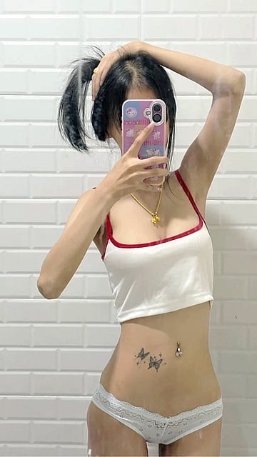 Graduating College Slut Gets Her Pussy Pounded in Wild Gangbang'