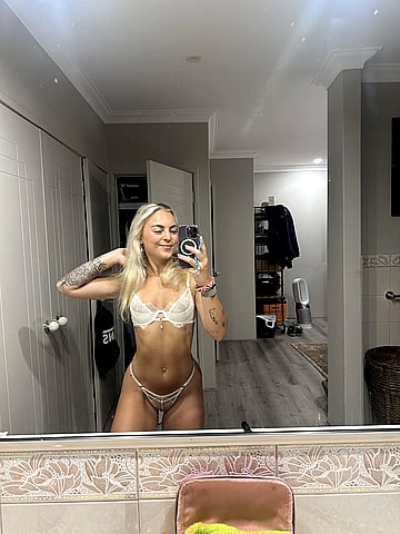 Fuck me raw, I'm your college dream - Drop a ❤️ & get my nudes NOW!'